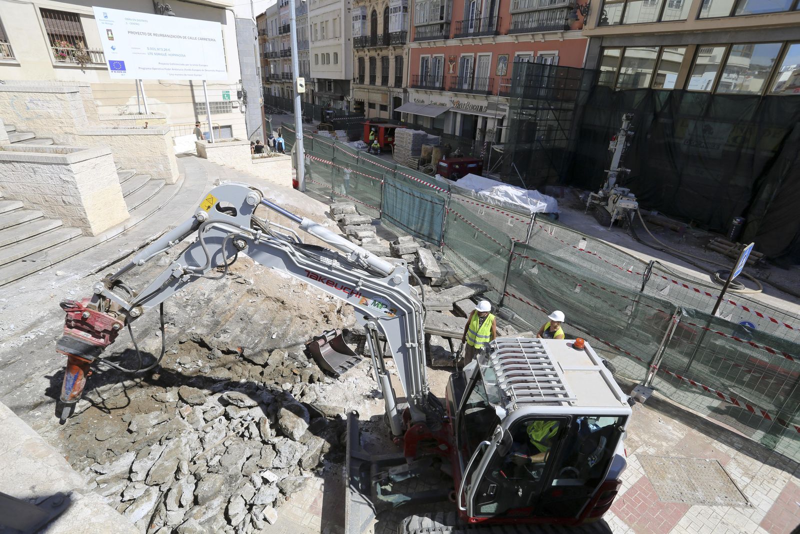 Empiezan a demoler los escalones de la Tribuna de los Pobres de Málaga, en fotos