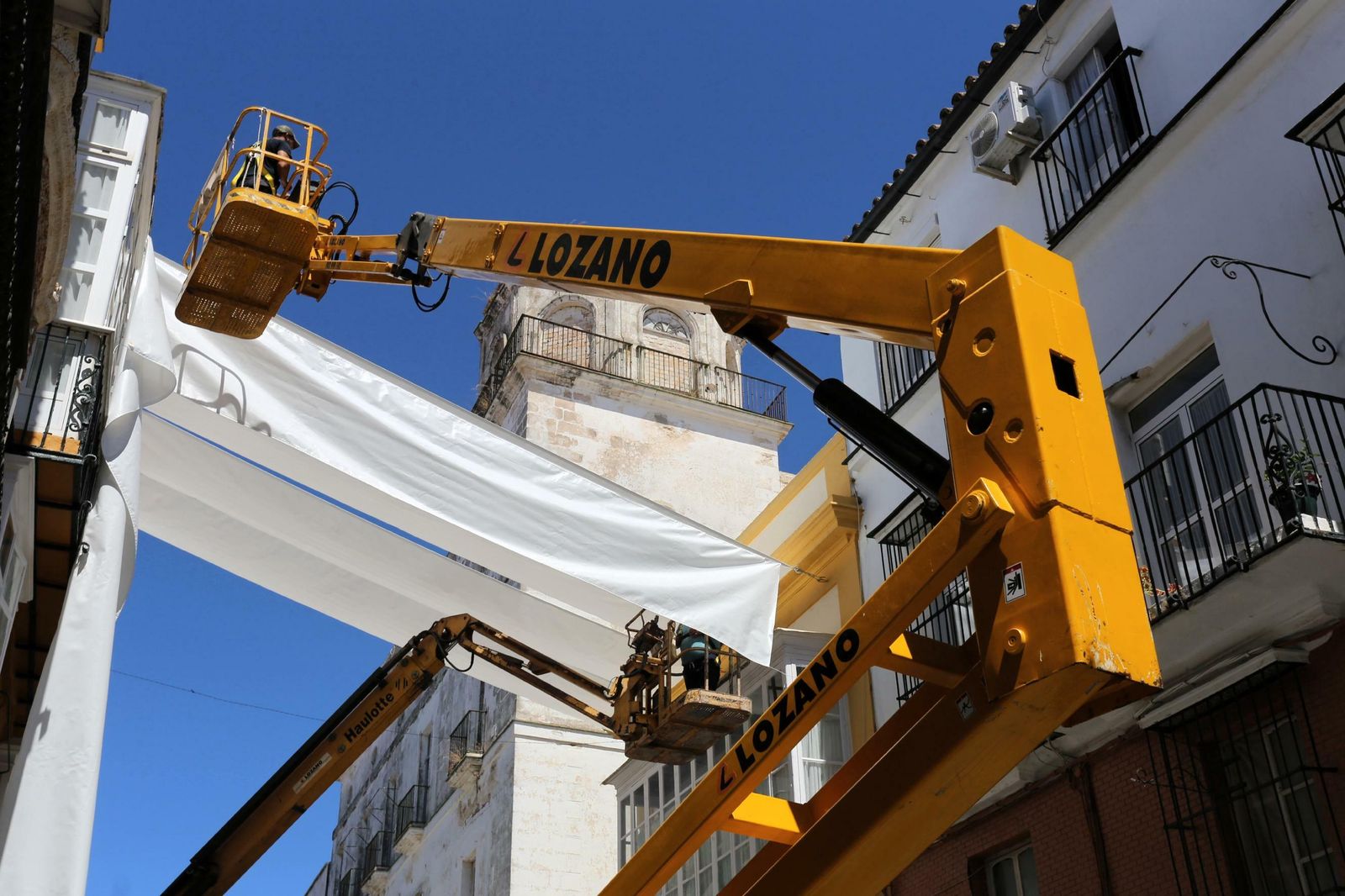 La instalación se realiza con la ayuda de dos grúas de gran tamaño.