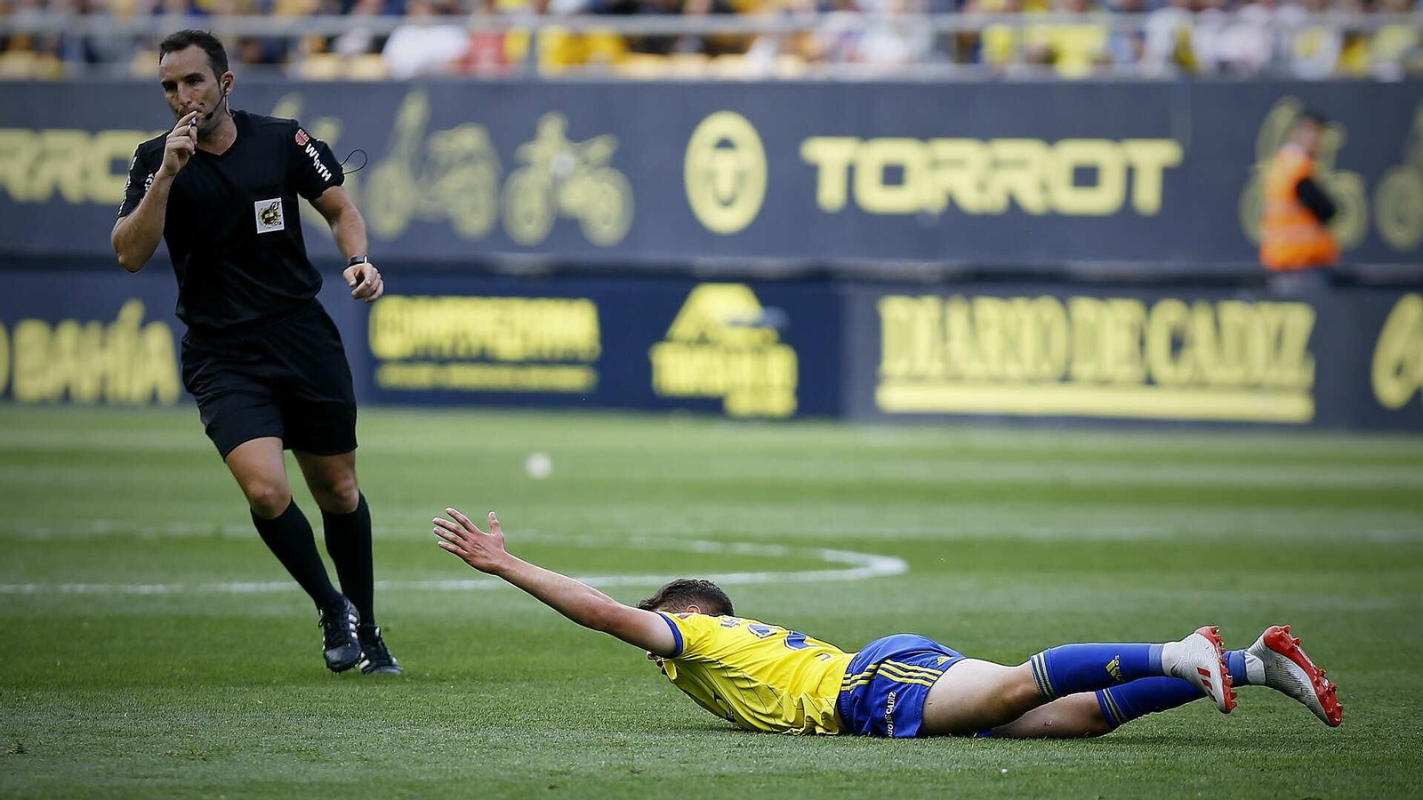 Partido de fútbol entre  Cádiz C.F. y C.A. Osasuna