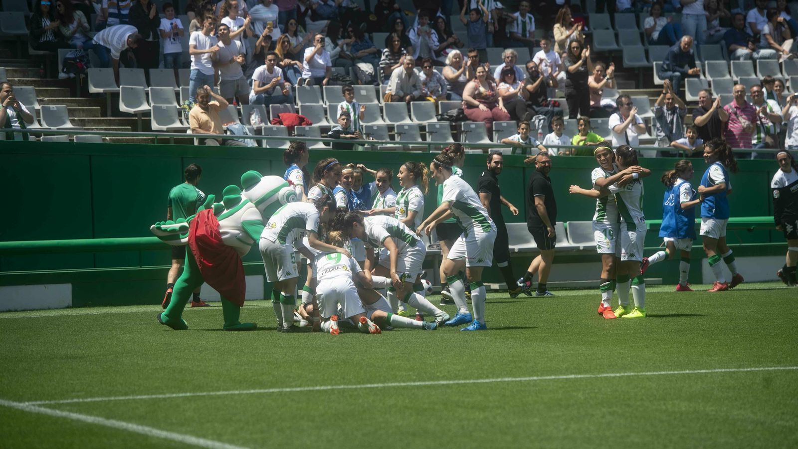 Las jugadoras blanquiverdes celebran el tanto del empate ante el filial del Atlético.
