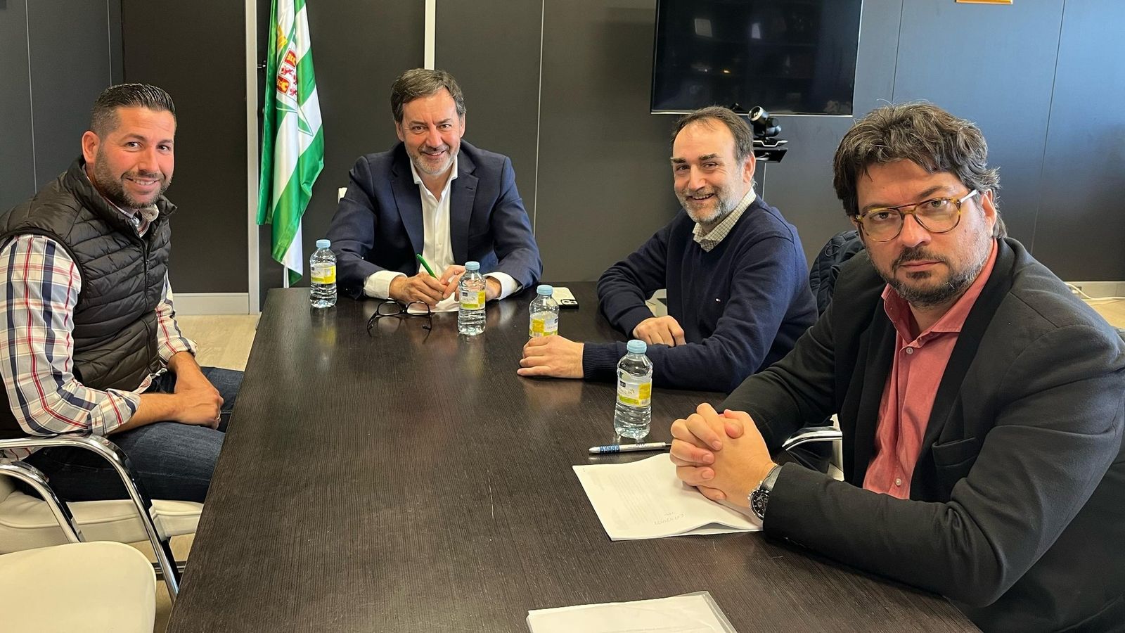 Antonio Fernández Monterrubio dialoga con José Luis Llergo y Antonio Repullo.