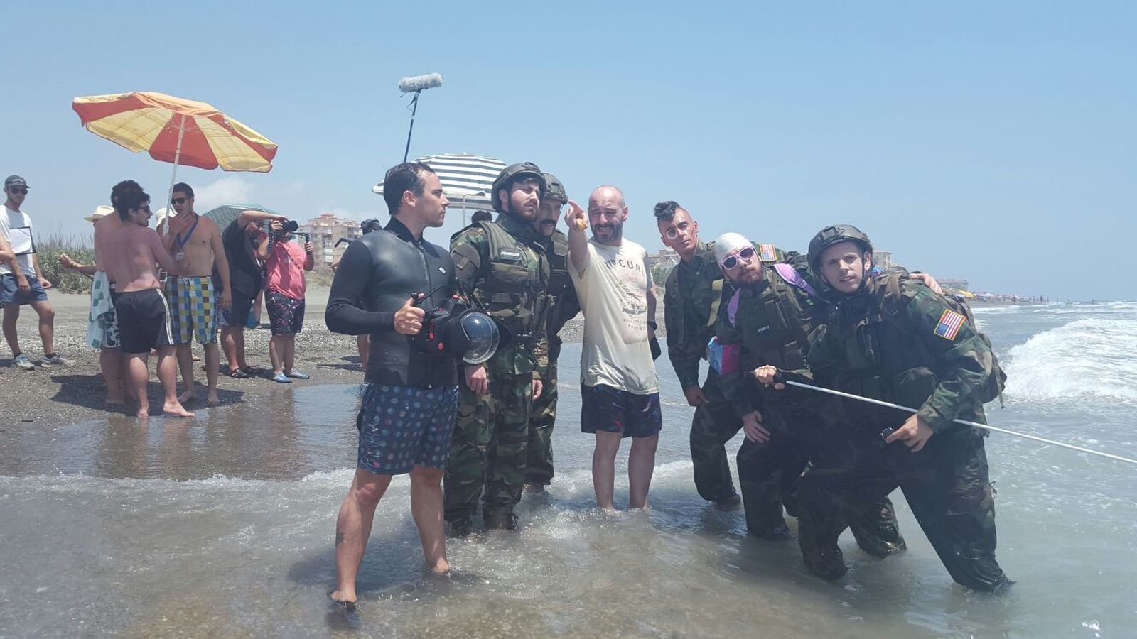 Jaime Ordóñez, director de 'El berrido de los silencios', durante un set de esta película en la Playa de El Morche (Torrox).