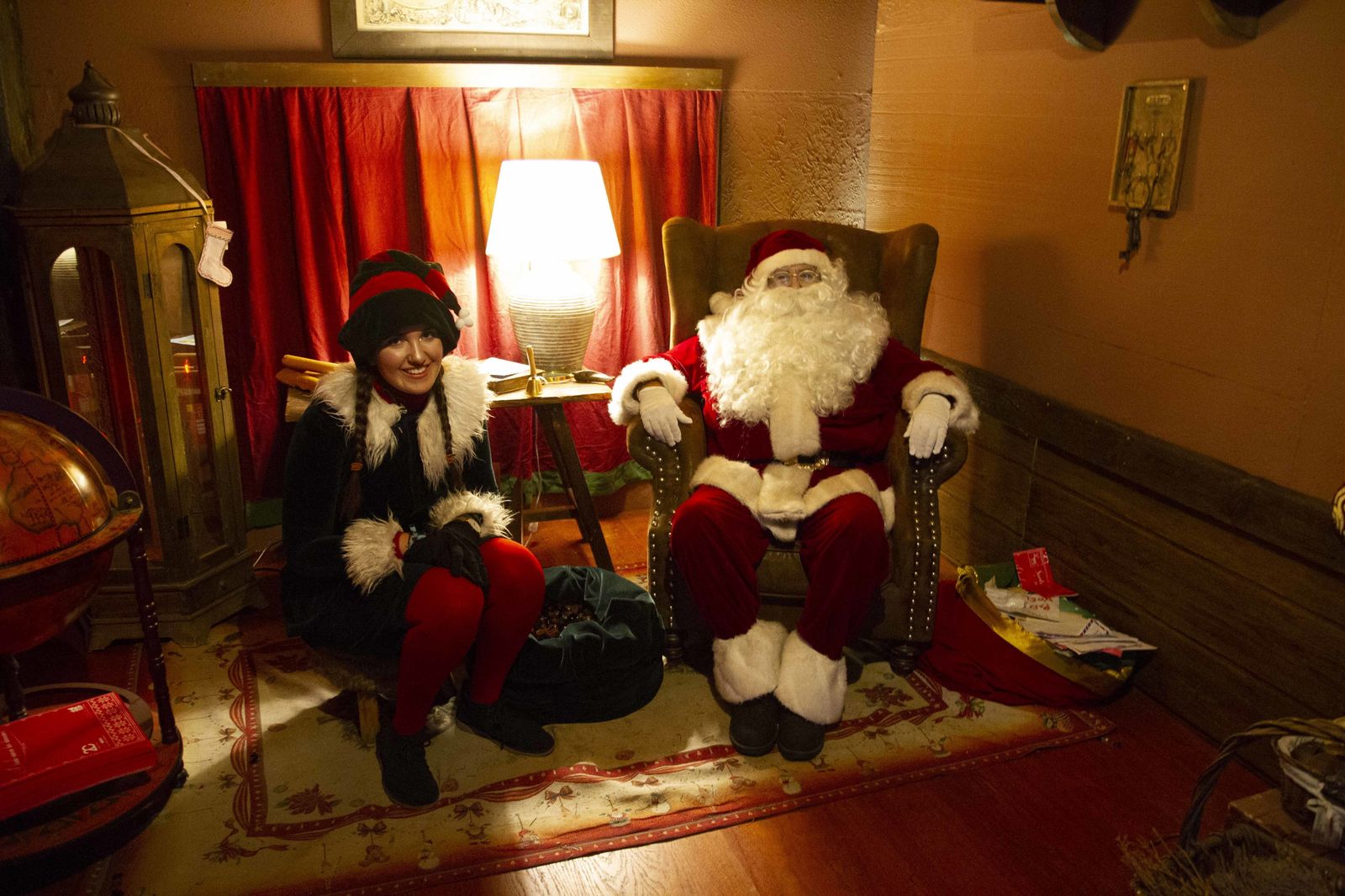 Papá Noel con uno de sus elfos en el interior de su casa instalada en el centro comercial de Nervión.