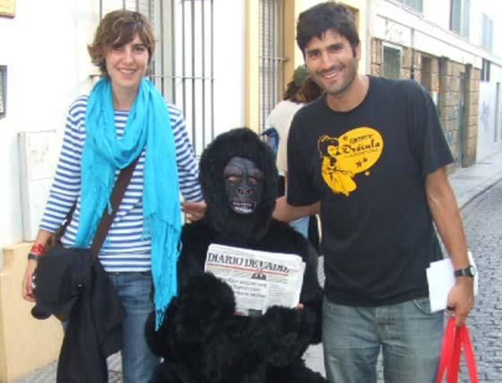 Iba para hombre, pero se quedó en mono. Eso sí, un mono muy leído, que va con su Diario a todas partes. Si te encontraste con nuestro particular monkey el sábado, búscate en esta galería. 

Foto: Senda
