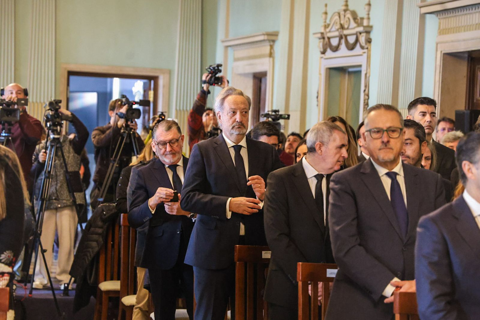 Fotografías del acto de declaración institucional en apoyo a las víctimas del accidente ferroviario de Adamuz y sus familias