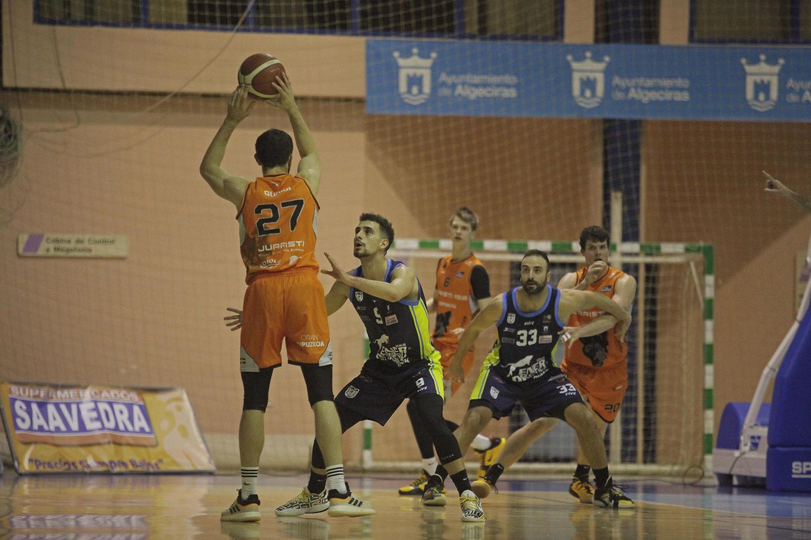 Rubén Perea y Buxton defienden en el Udea-Juaristi.