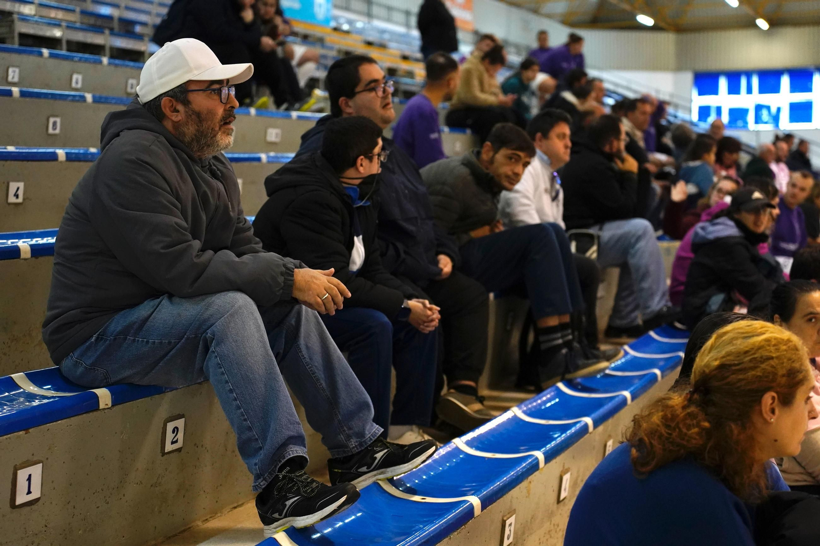 Desde las 9:00 hasta las 12:30. XXIII Torneo de Navidad de Fútbol Sala Apadis-Loluba C.F. para personas con discapacidad intelectual, en el Polideportivo ¿Ciudad de Algeciras-Dr. Juan Carlos Mateo¿. Lo suyo son fotos de grupos, pero también de partidos. Una galería: "Las fotos del XXIII Torneo de Navidad de Fútbol Sala para personas con discapacidad intelectual, en Algeciras" . .