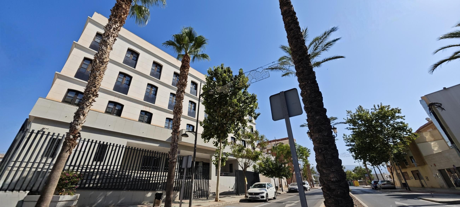 El centro tiene 24 aulas y una capacidad de 160 plazas