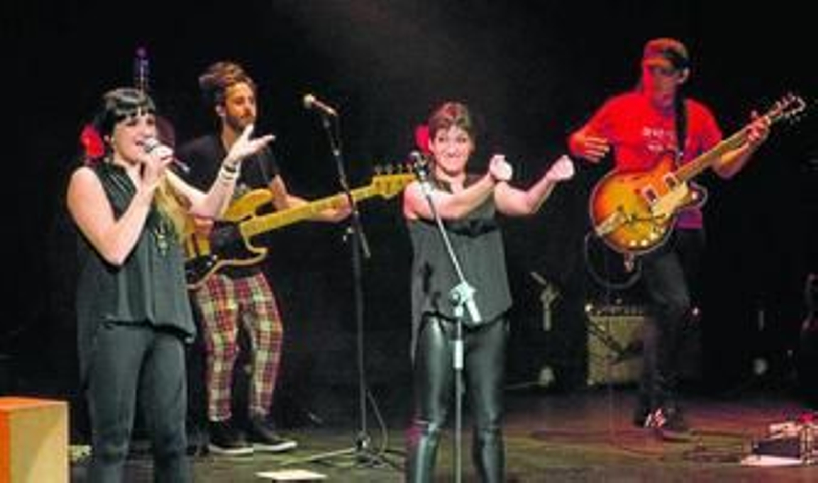 Rozalén estuvo siempre acompañada de Beatriz Romero encargada del lenguaje de signos.