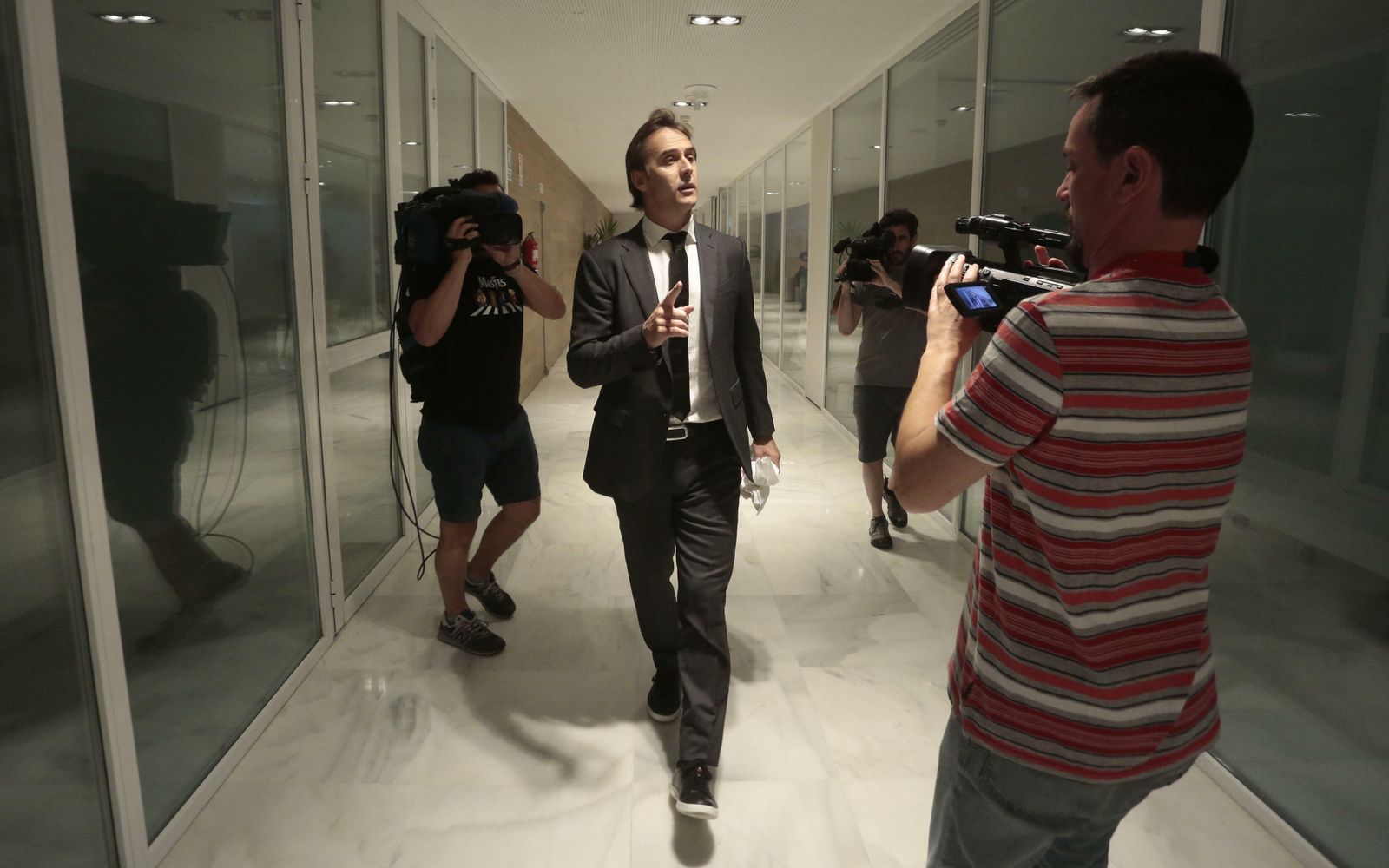 Lopetegui se dirige a un cámara antes de su presentación en el Sevilla.