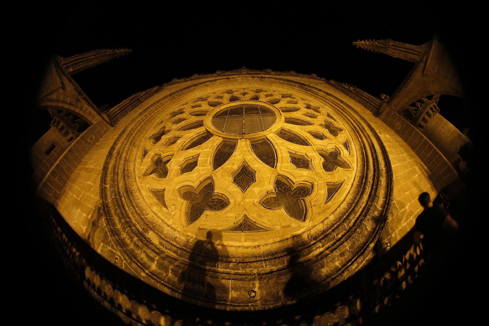 Uno de los rosetones de la Catedral, fotografiado desde las cubiertas.