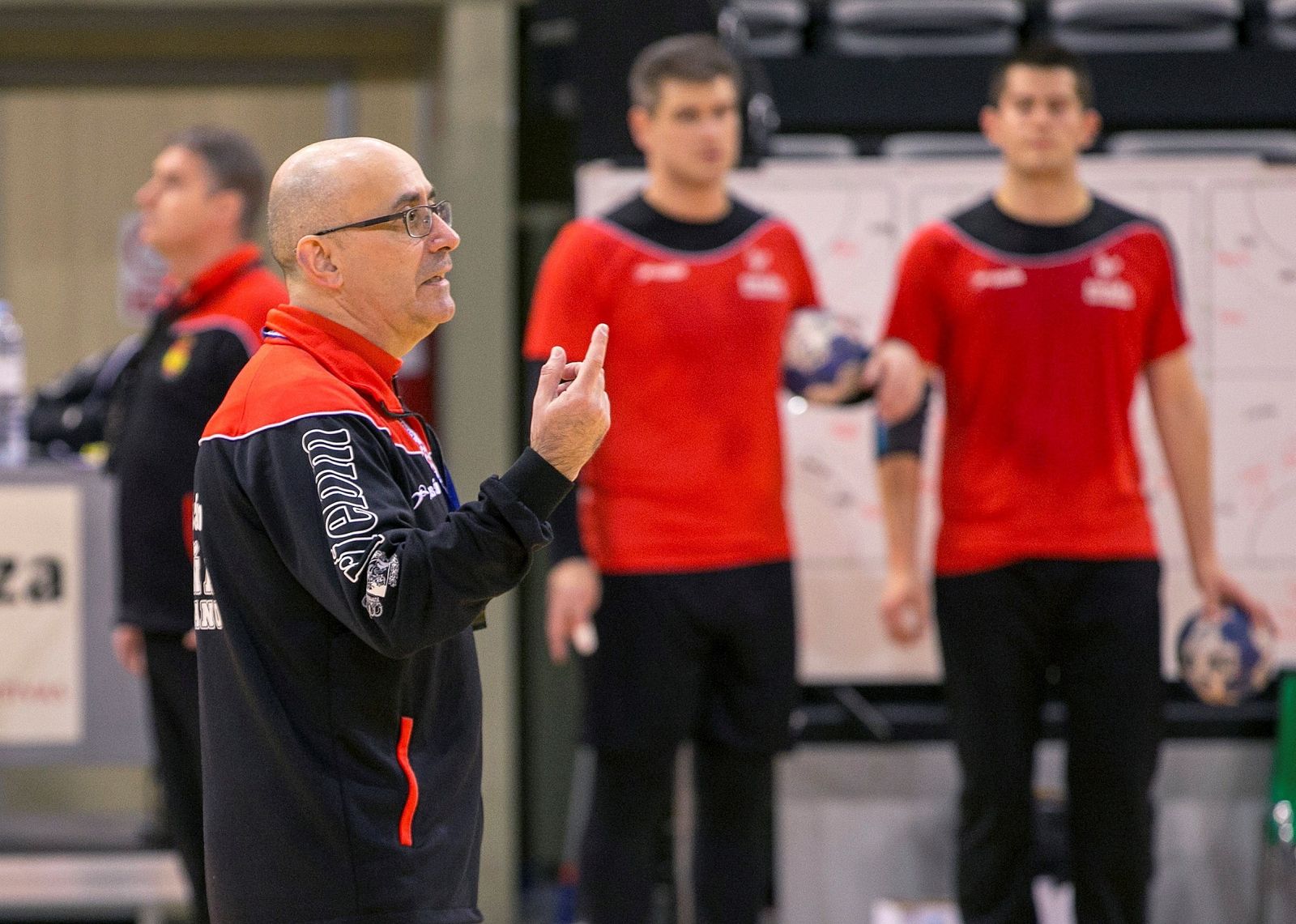 El seleccionador español, Jordi Ribera, da instrucciones a sus jugadores durante un entrenamiento.