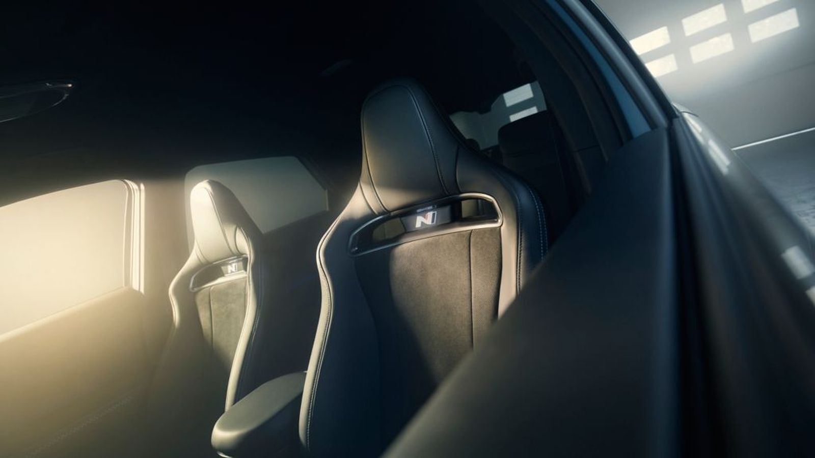 Como no podía ser de otro modo, los ocupantes disfrutan de asientos dignos de un coche del potencial de este Ioniq 5N.