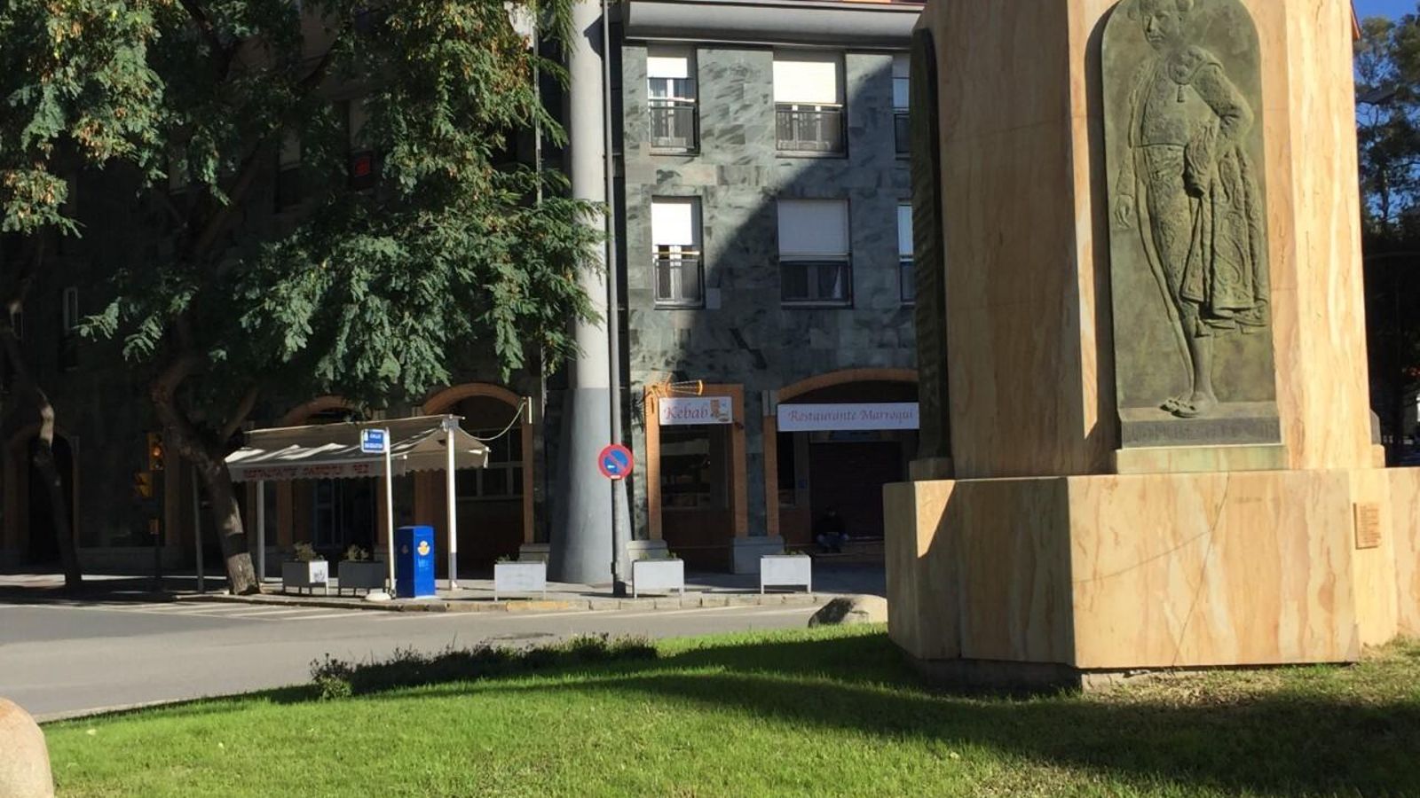 Relieve de Manuel Báez Litri en el monumento a la dinastía.