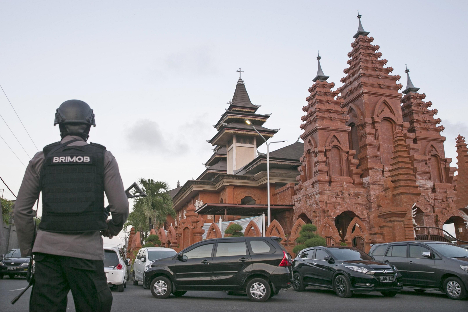 Las imágenes del triple atentado contra la minoría cristiana en Indonesia