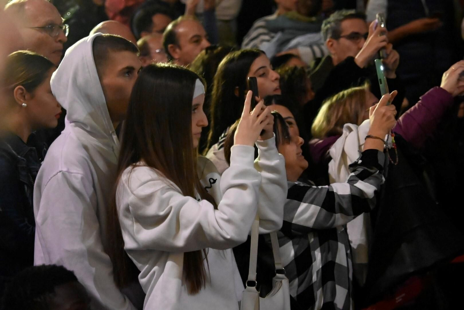 El Cristo de la Piedad preside el vía crucis de las cofradías, en imágenes