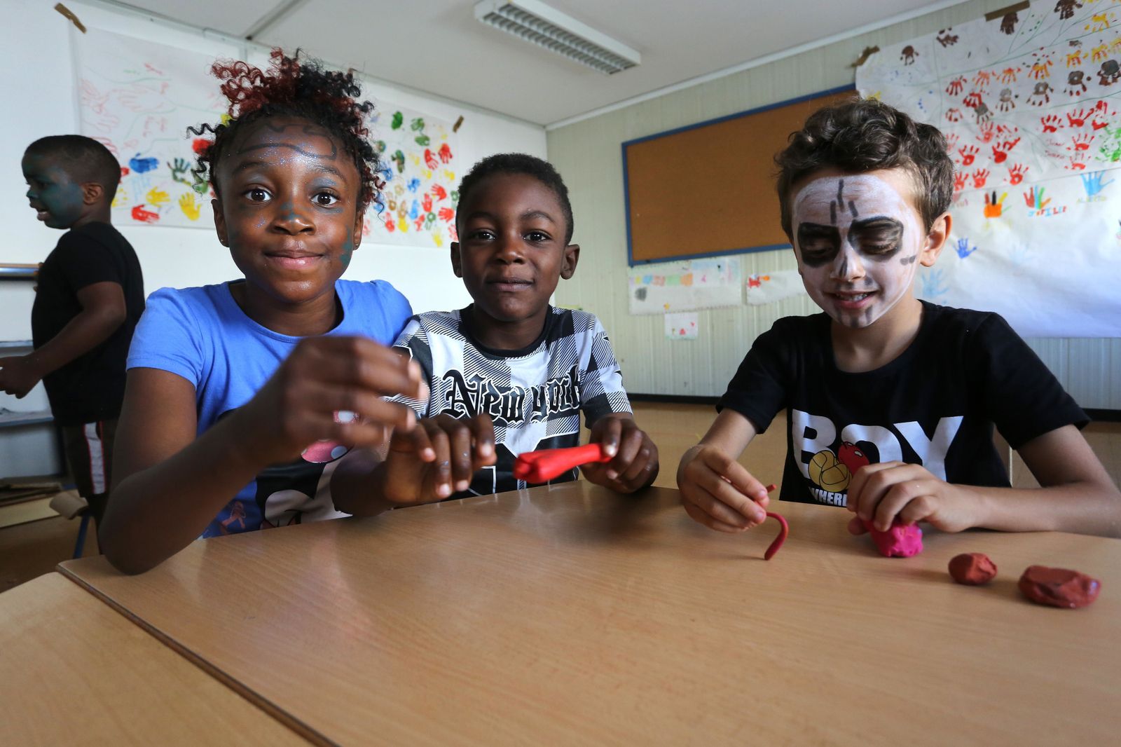 Niños de la escuela de verano realizan actividades en una de las aulas y en el patio del Colegio Reyes Católicos, donde los ha visitado Alicia Narciso.