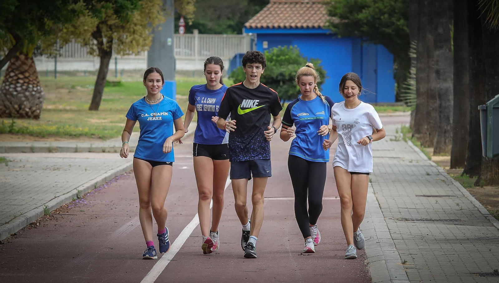Un grupo de marchadores del CA Beiman Chapín Jerez, entrenando esta mañana en la elipse que rodea la Pradera.