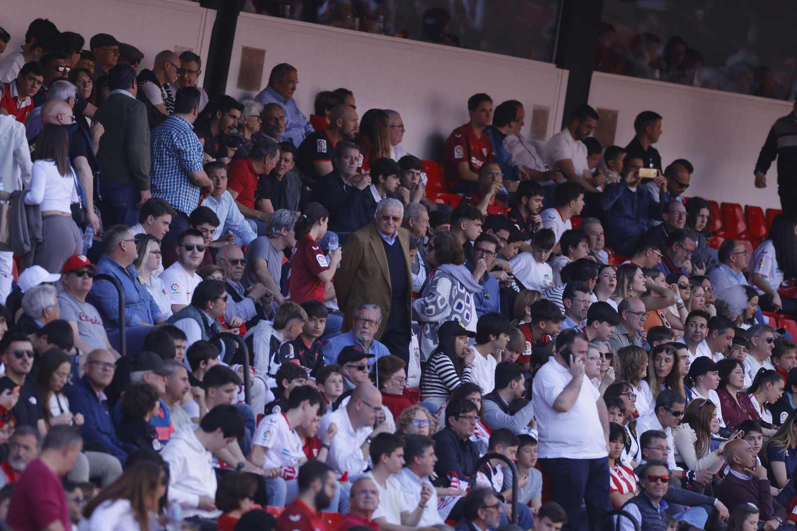 Búscate en las fotos del Sevilla-Almería