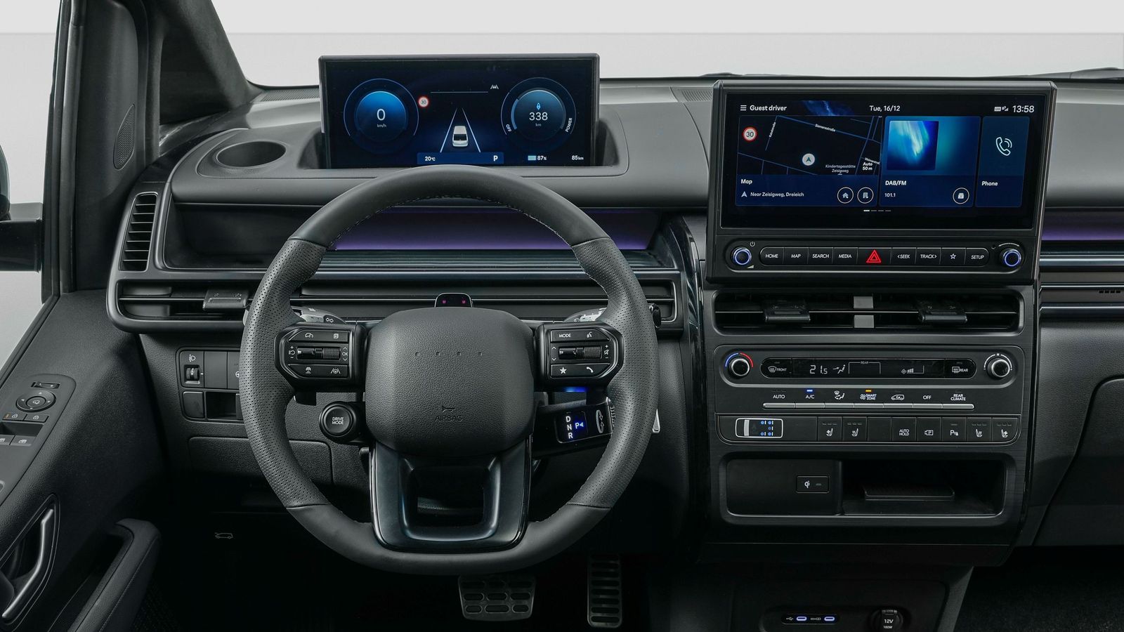 El diseño del salpicadero del Staria difiere notablemente de otros modelos eléctricos de Hyundai, en los que ya se apuesta por la integración de pantallas bajo un único cristal.