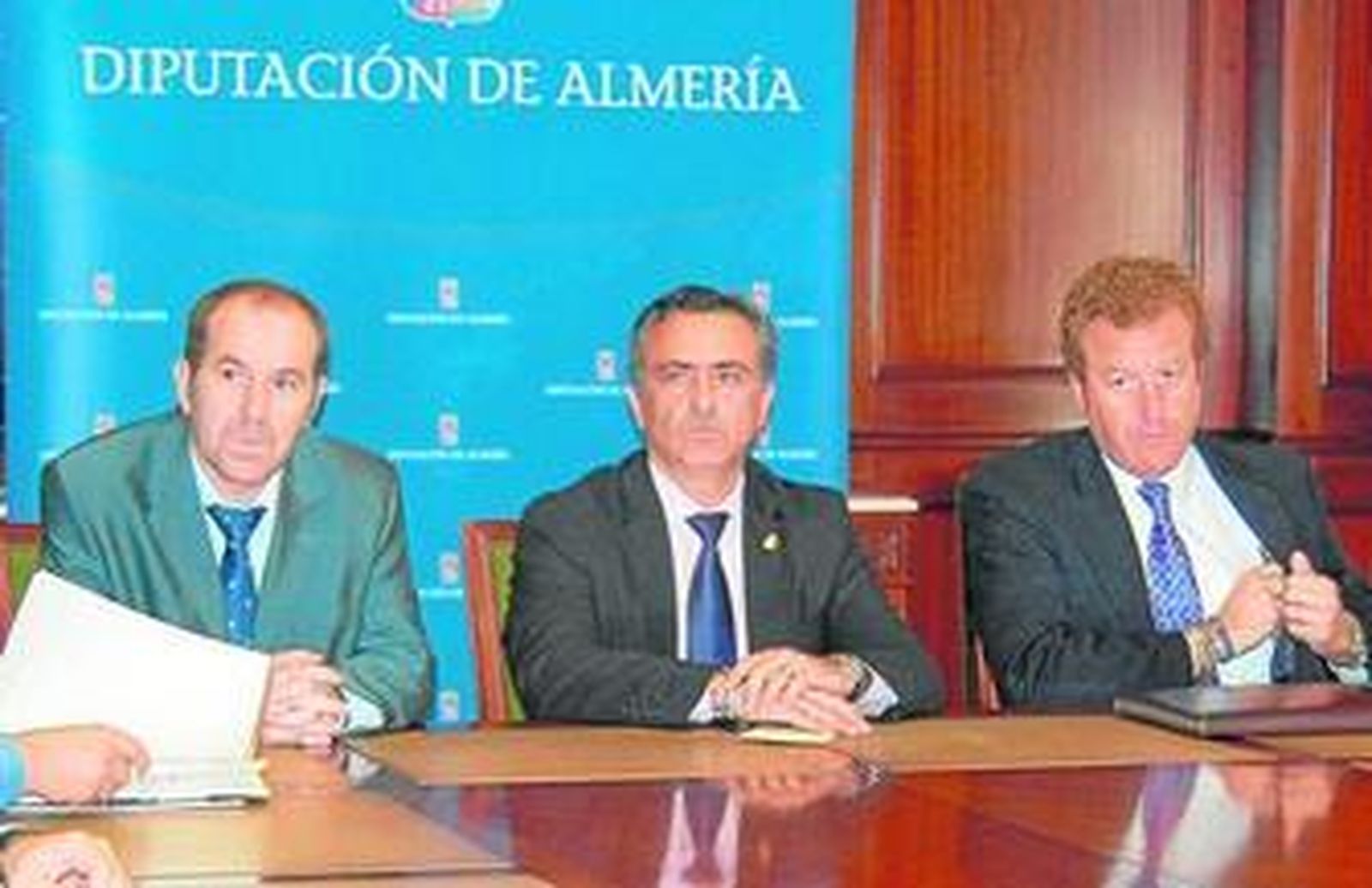 El vicepresidente Luis Pérez Montoya, el presidente Juan Carlos Usero, con un representante de la Diputación de Sevilla.