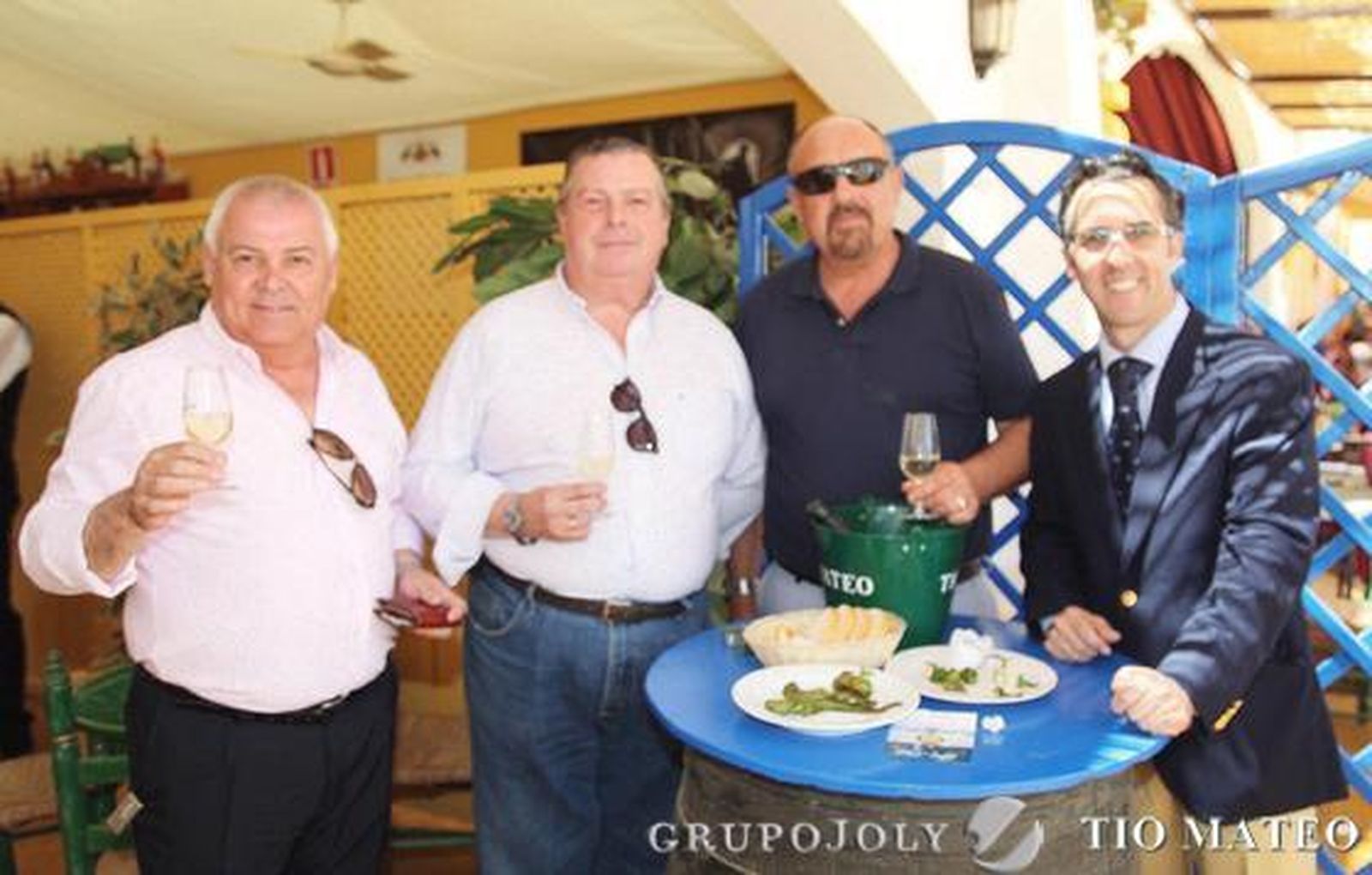 José Luis Sánchez, Salvador Partida y Manolo Márquez, buenos cofrades de Jerez, junto al periodista Fran Pereira.

Foto: Vanesa Lobo