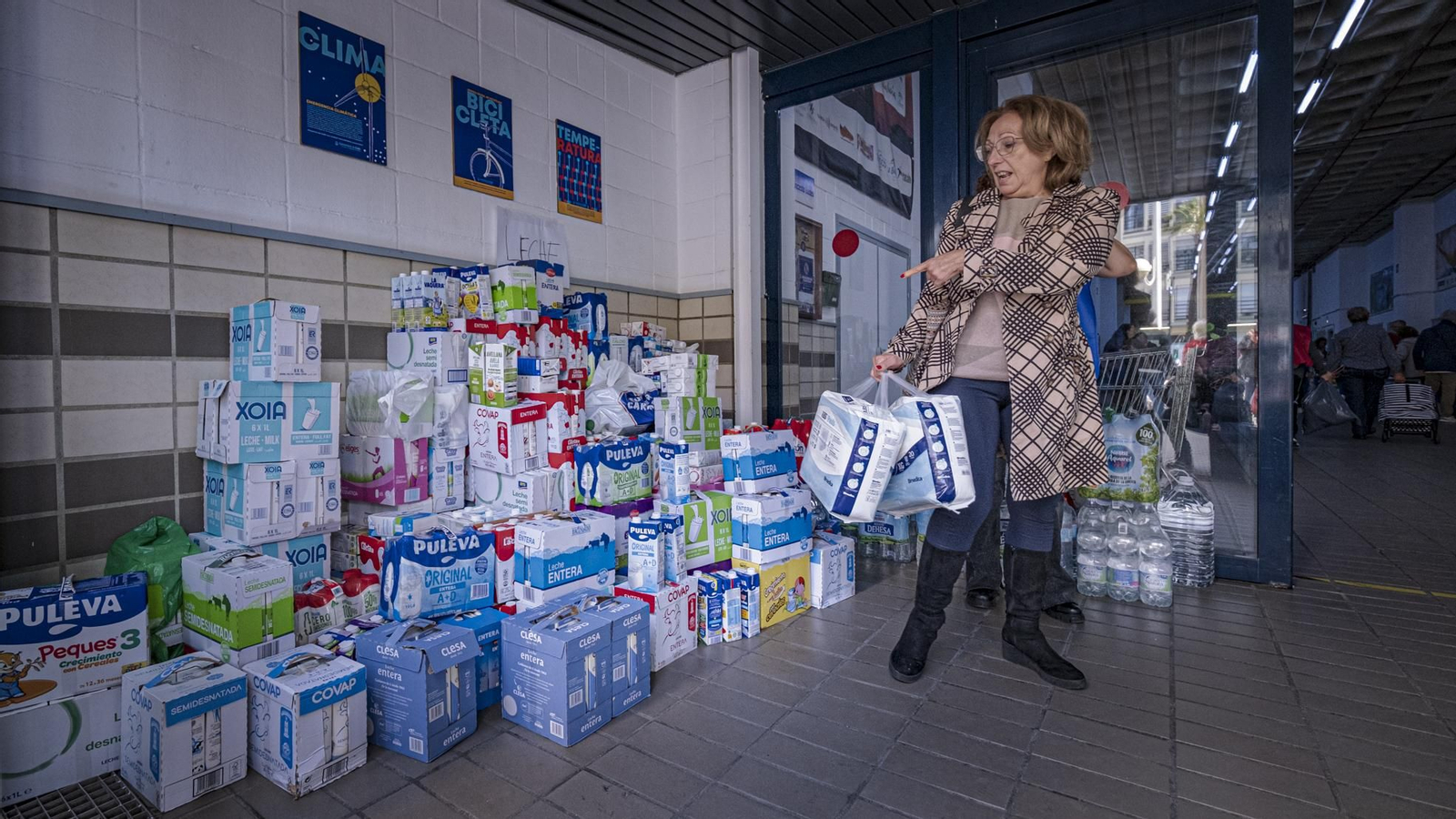 Las imágenes de la recogida de alimentos en Cádiz en solidaridad con Valencia por los efectos de la DANA