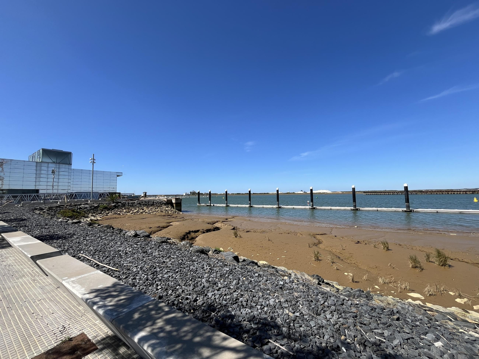 Estado actual del pantalán pesquero junto a la Lonja en Huelva.