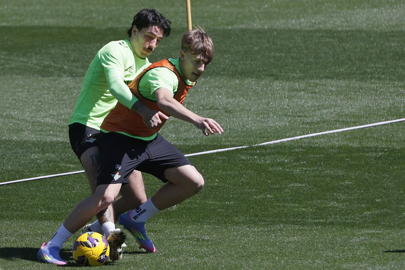 Las imágenes del gran ambiente en el entrenamiento del Betis