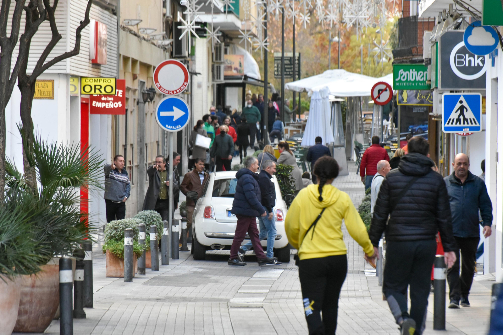 Varias personas caminan por la calle Convento de Algeciras.