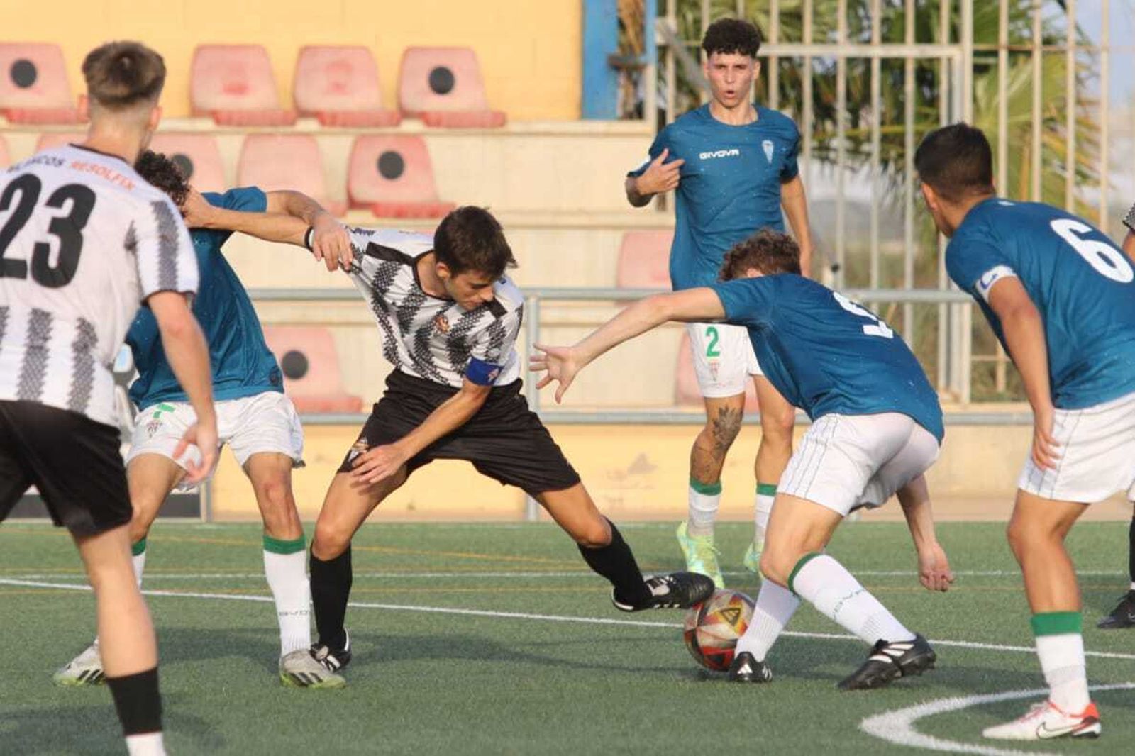 El capitán del conjunto almeriense trata de robarle el balón a un rival durante un partido de este curso.