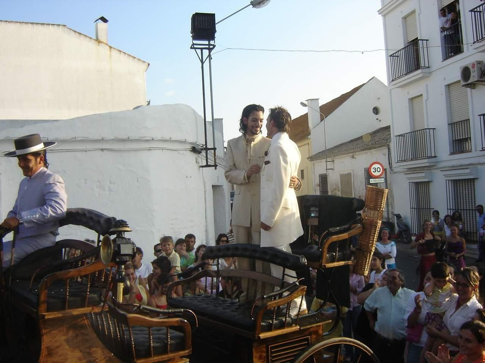 Los novios en el coche de caballos tras el enlace.