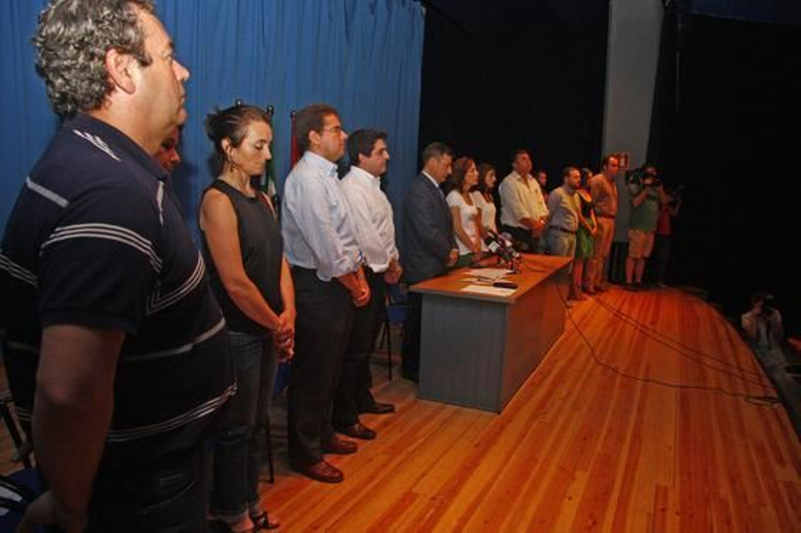 La alcaldesa, Juana María Carmona, y otros ediles guardan silencio durante el Pleno.

Foto: Belén Vargas