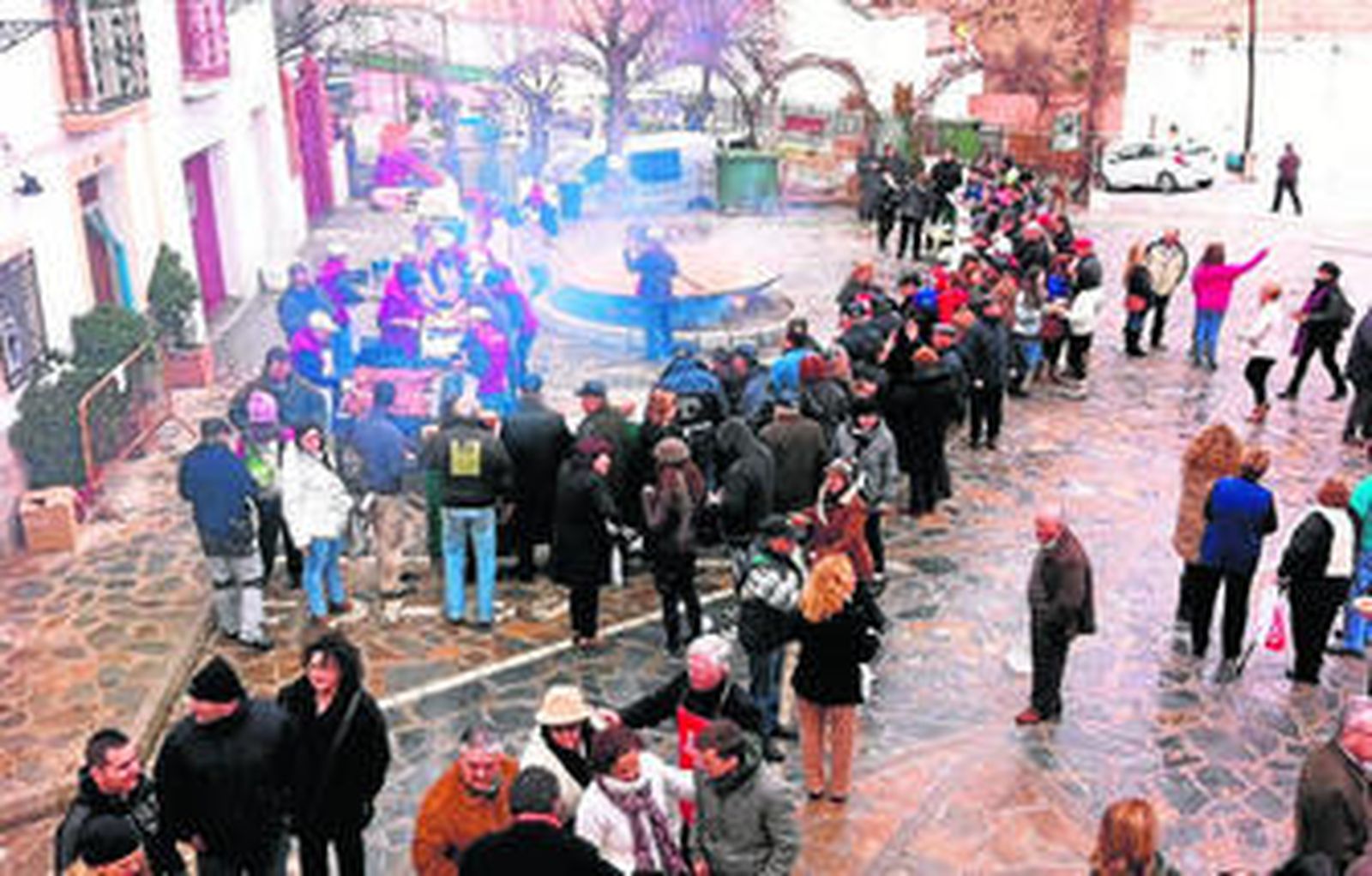 Paella gigante en la plaza del pueblo elaborada el año pasado en Bacares.
