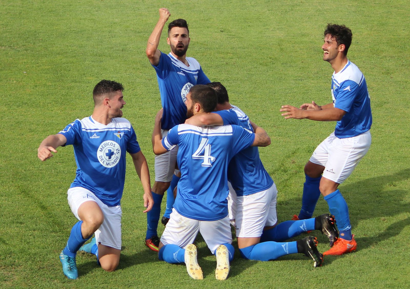 Los jugadores del Écija celebran el gol de Juan Delgado.