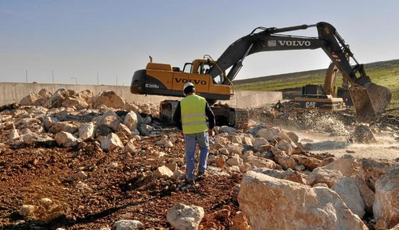 Los trabajadores ultiman las obras del dique y las nuevas catas realizadas en el pueblo para prevenir futuras riadas.

Foto: Manuel Gómez