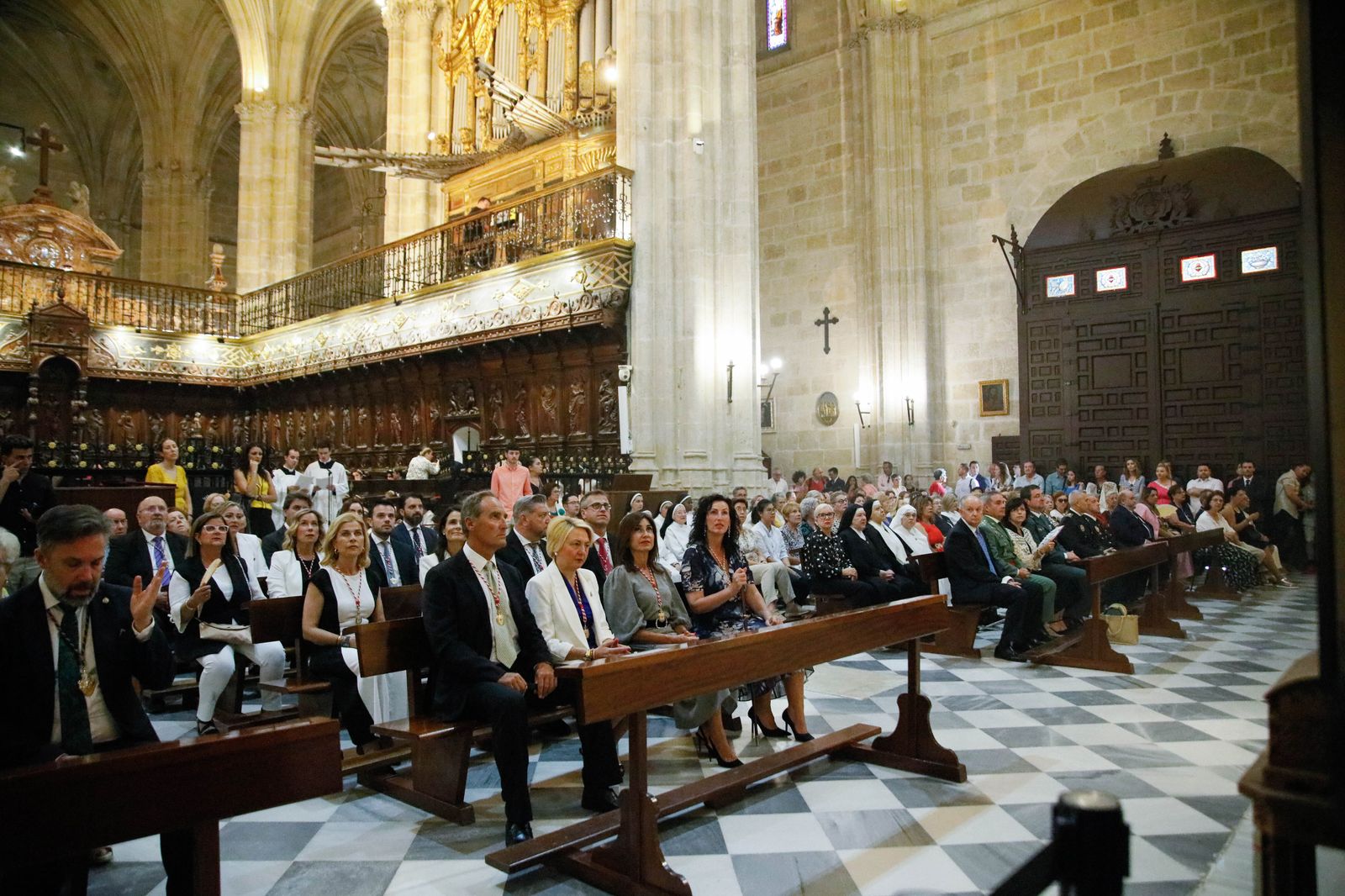 Imágenes de la procesión del Corpus Christi en Almería: así han sido la misa y la posterior marcha por la capital