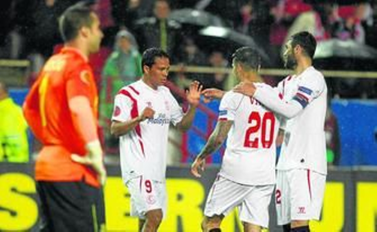 Bacca, Vitolo e Iborra celebran el 1-0 ante un resignado Asenjo.