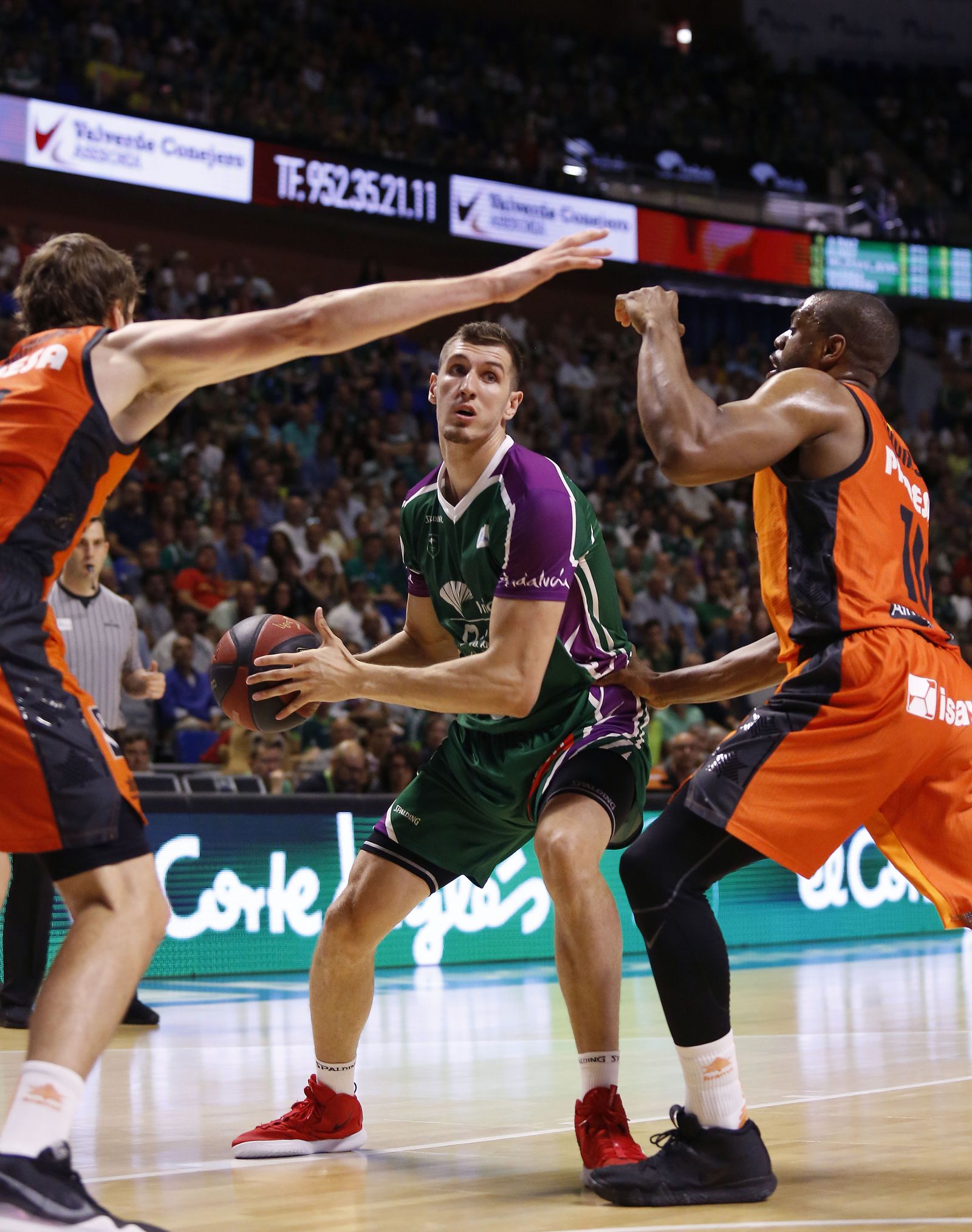 Rubén Guerrero postea ante Thomas.