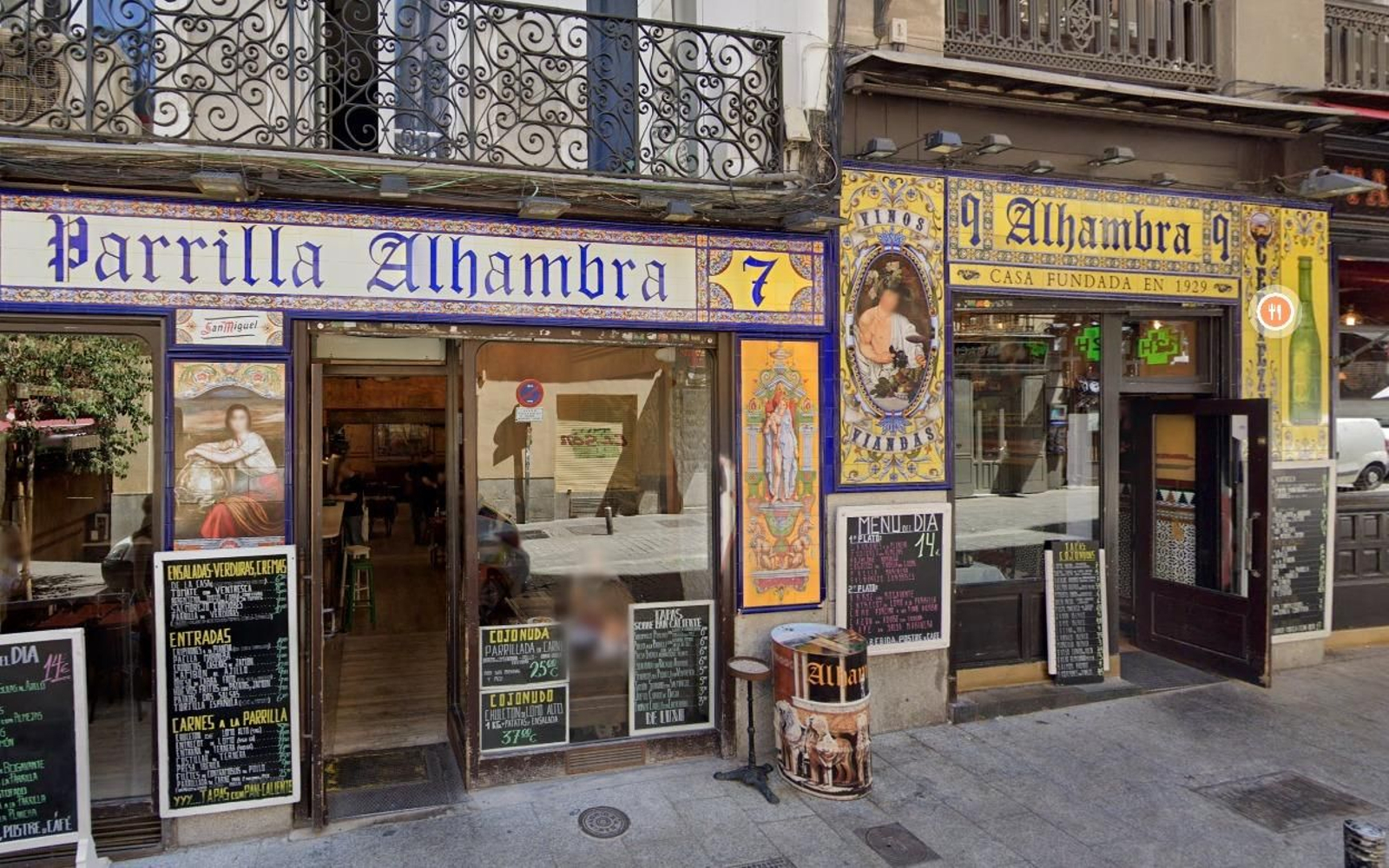 En su fachada, de azulejos en amarillo y azul de estilo de los primeros años del siglo pasado, reina una botella de Alhambra 1925