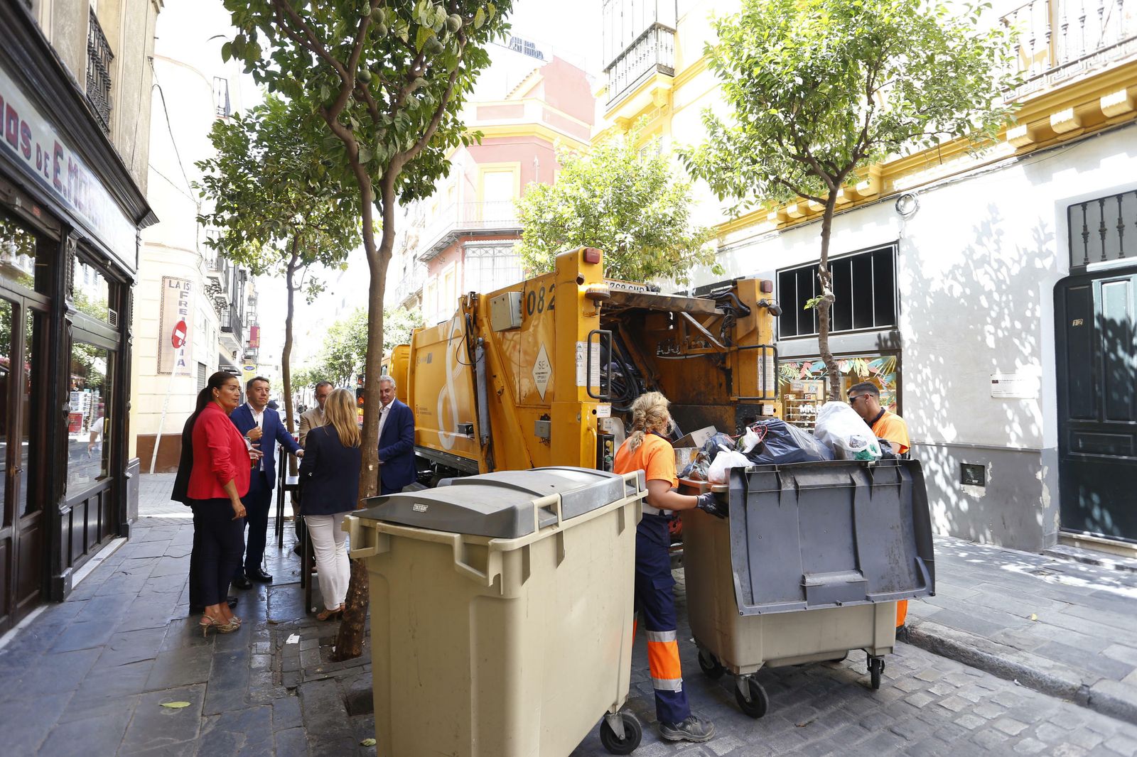 Recogida de contenedores llenos en el centro.