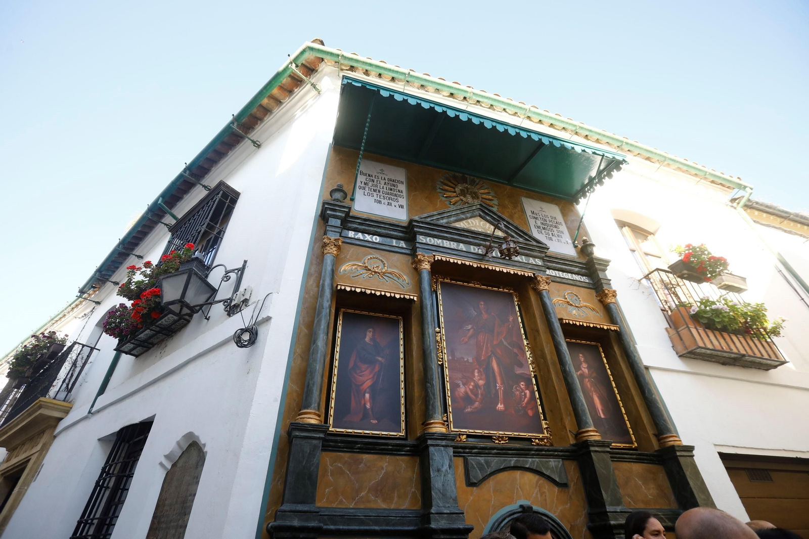 El retablo de San Rafael de la calle Lineros de Córdoba, en imágenes