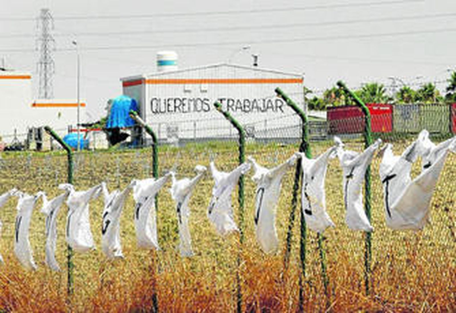 Imagen de la factoría portuense, con las camisetas de la plantilla colgadas en señal de protesta.