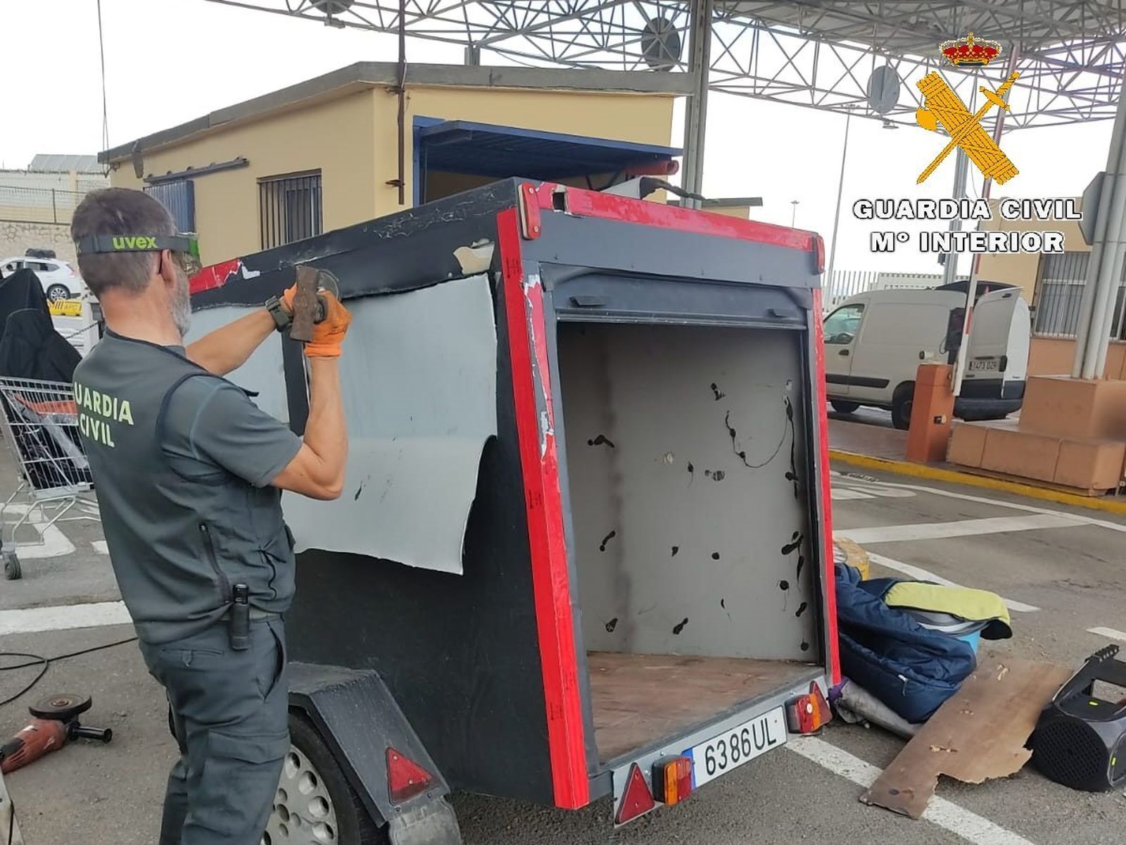 Dos portugueses, detenidos por llevar droga en los laterales de un remolque.