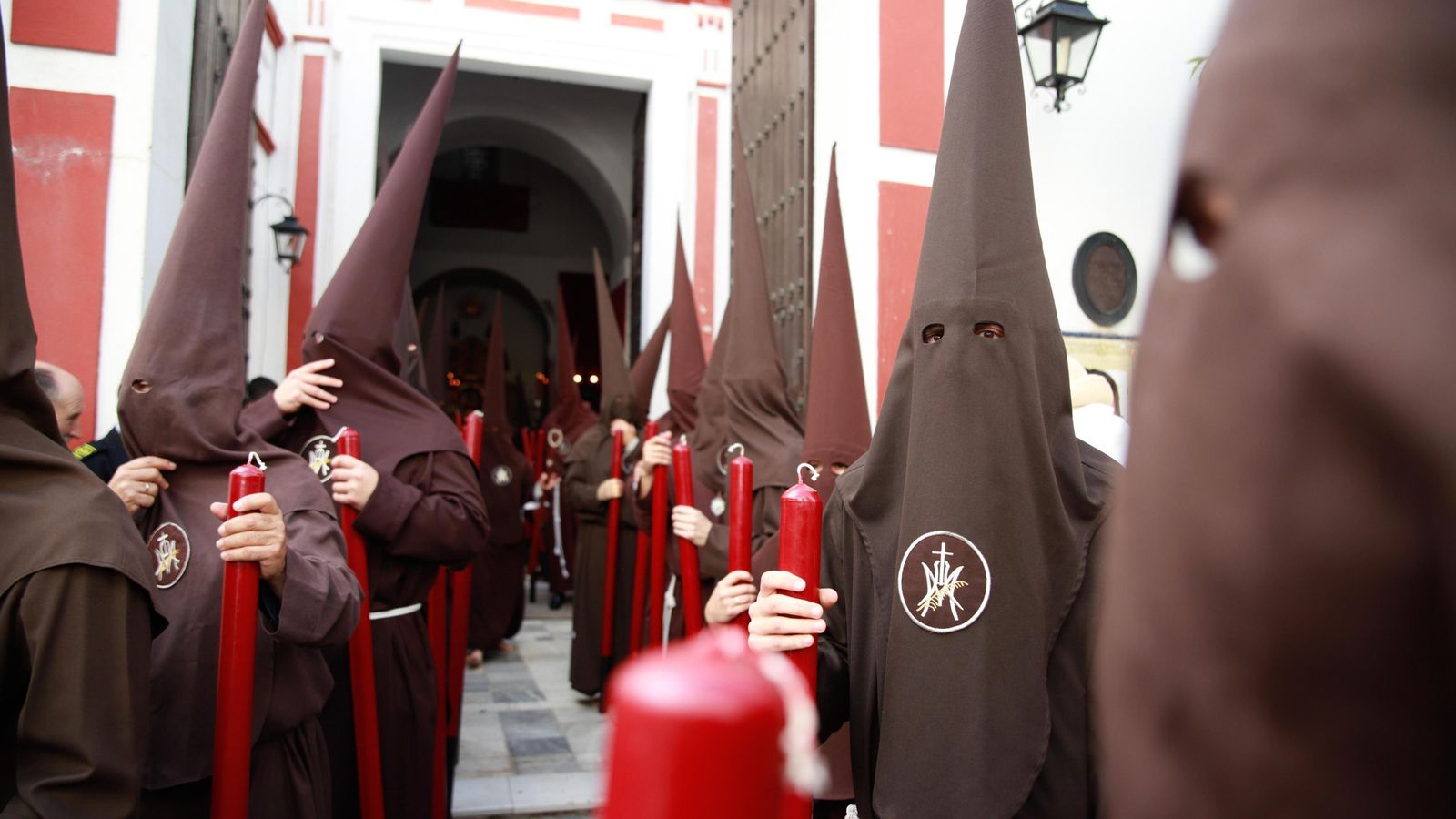 Nazarenos del Buen Fin saliendo de San Antonio de Padua.