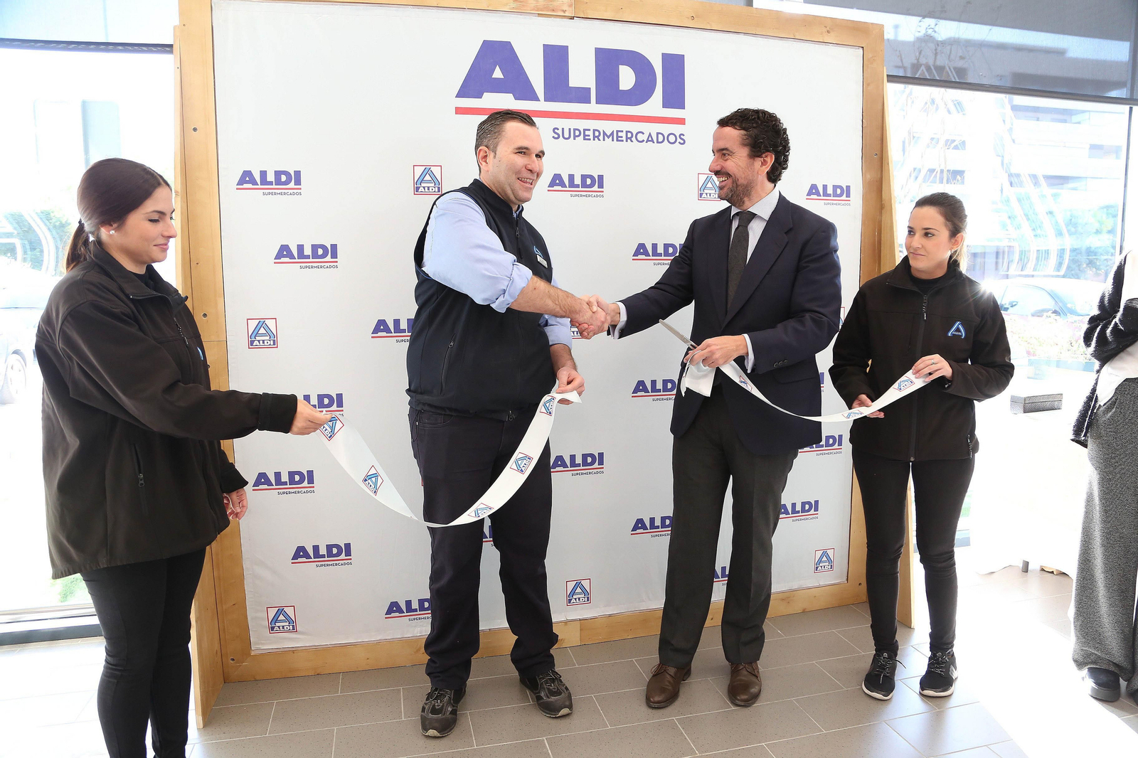 Momento del corte de la cinta que inauguró ayer el nuevo supermercado de la cadena Aldi en Jerez.