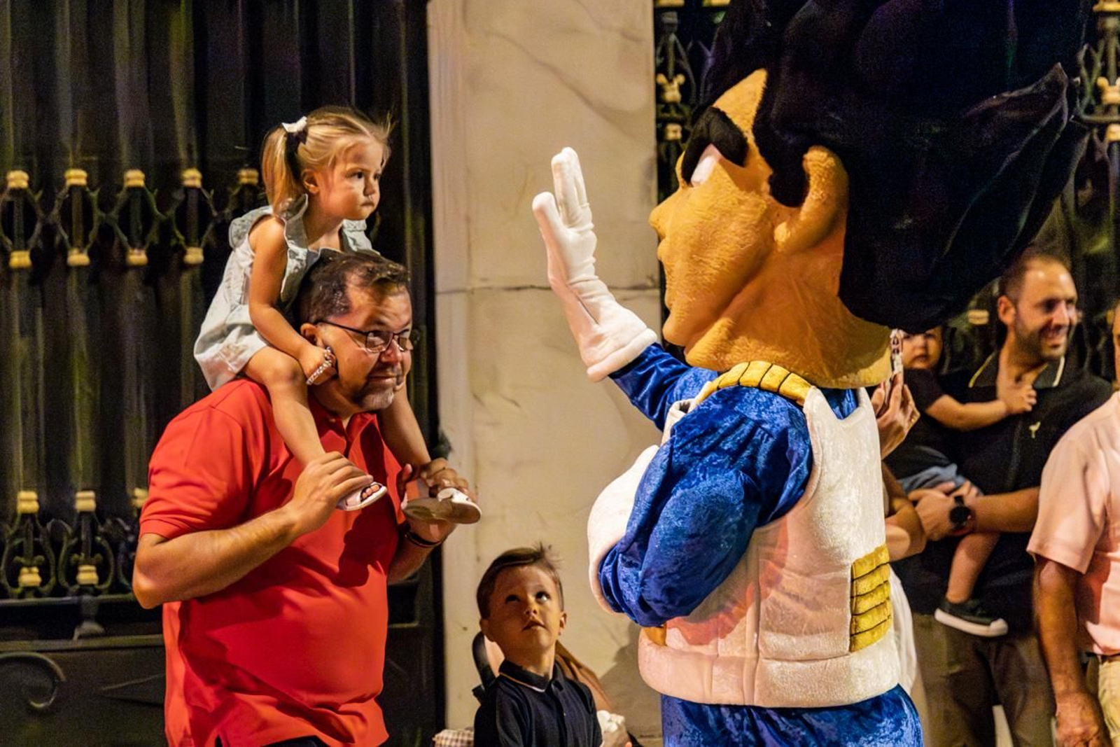 Pasacalles inaugural, fuegos artificiales e iluminación de la portada de feria y del recinto ferial de la Feria de San Bartolomé en Martos
