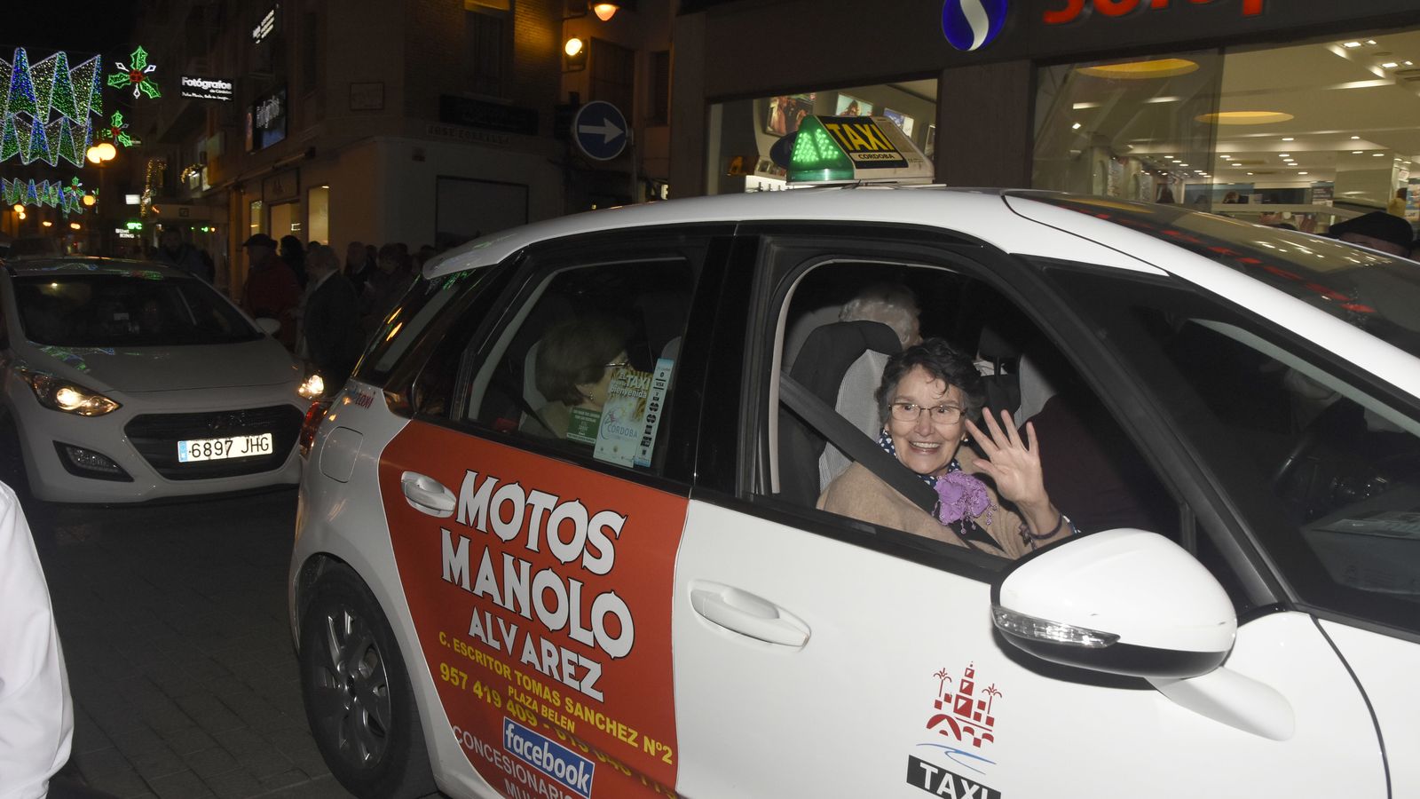 Una señora saluda a los peatones a su paso por San Nicolás