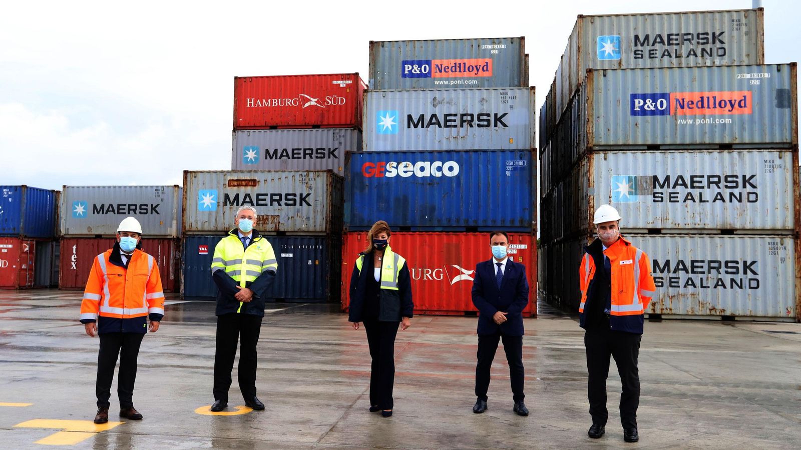 Responsables del Puerto y de Yilport junto a los contenedores descargados en el primer viaje de Maersk.