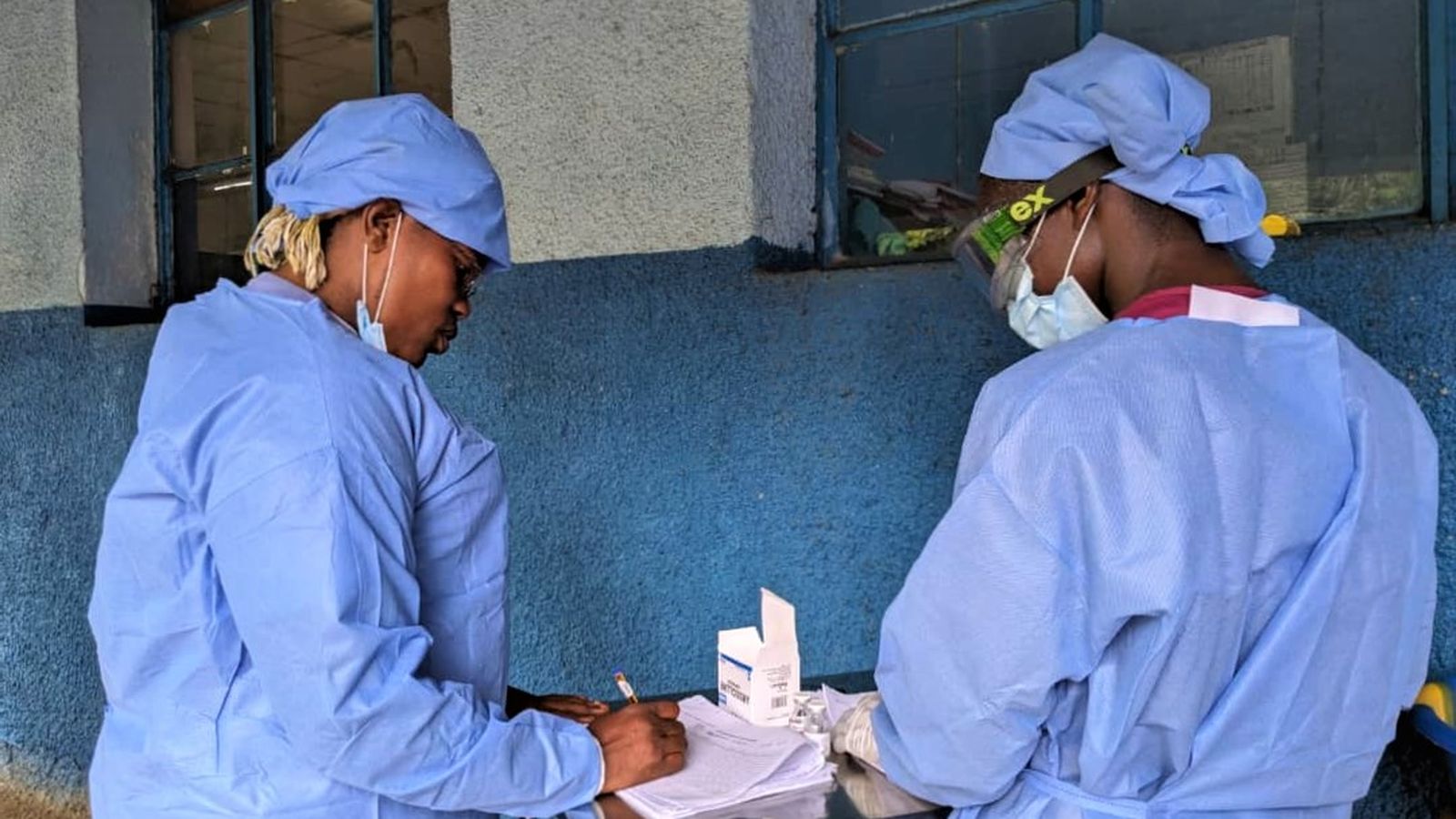 Dos trabajadores sanitarios en Budjala, R. D. Congo